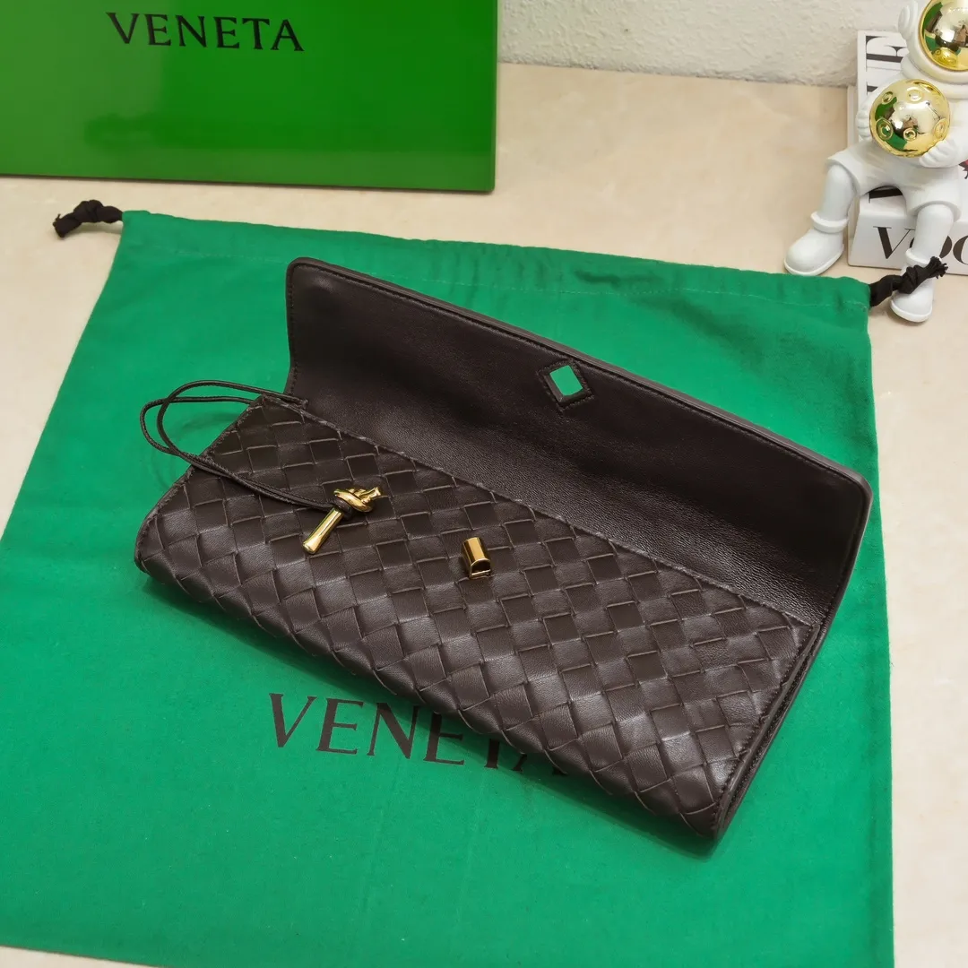 The batch of 1360 BV Andiamo evening handbags has been heavily planted again~ The designer aesthetics in the era of economic downturn are back. I fall in love with it at first sight and can't put it down. It's so beautiful and full of aura. The shape and texture are very competitive. It's light in weight and has sufficient capacity. It's a must-have for fashionistas. It's suitable for many occasions, minimalist, high-end and light luxury. Model No.: 741511 Size: 31*13*3cm
